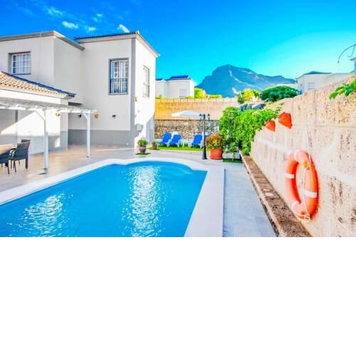 Playa de Fanabe Villa Sleeps 6 with Pool Air Con and WiFi