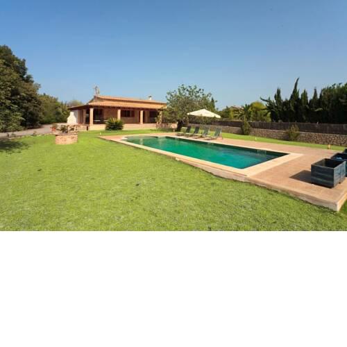 Pollenca Villa Sleeps 4 with Pool Air Con and WiFi