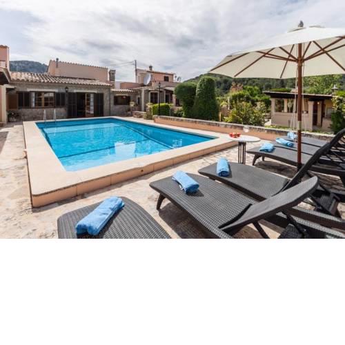 Pollenca Villa Sleeps 6 with Pool Air Con and WiFi