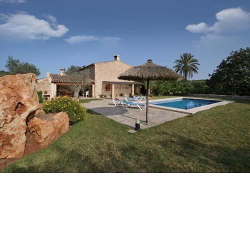 Pollenca Villa Sleeps 6 with Pool Air Con and WiFi