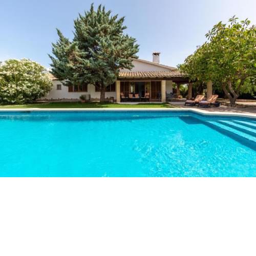 Pollenca Villa Sleeps 6 with Pool Air Con and WiFi