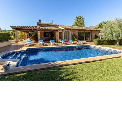 Pollenca Villa Sleeps 6 with Pool Air Con and WiFi