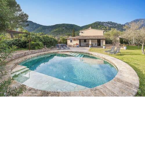 Pollenca Villa Sleeps 6 with Pool and Air Con