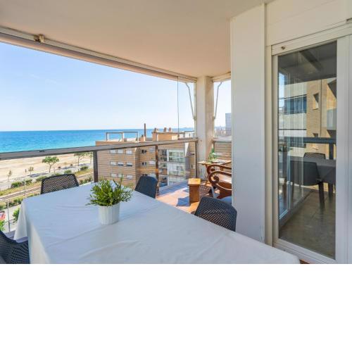 Pool, relax and comfort in beachfront apartment