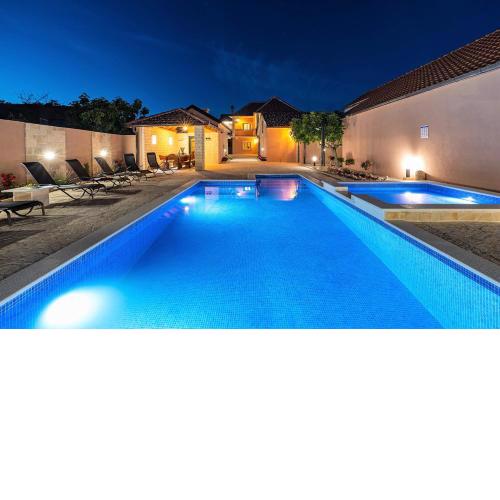 Poolincluded Villa Lana