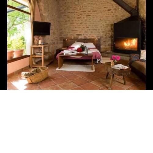 Porqueres Villa Sleeps 2 with Pool