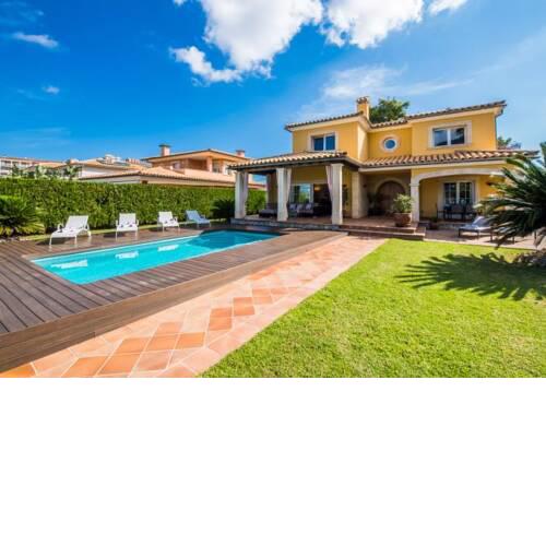 Port d'Alcudia Holiday Home Sleeps 8 with Pool Air Con and WiFi