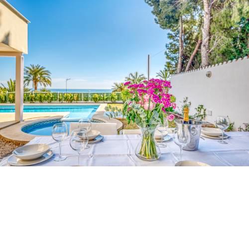 Preciosa villa con piscina, jardín y vistas al mar COV Free