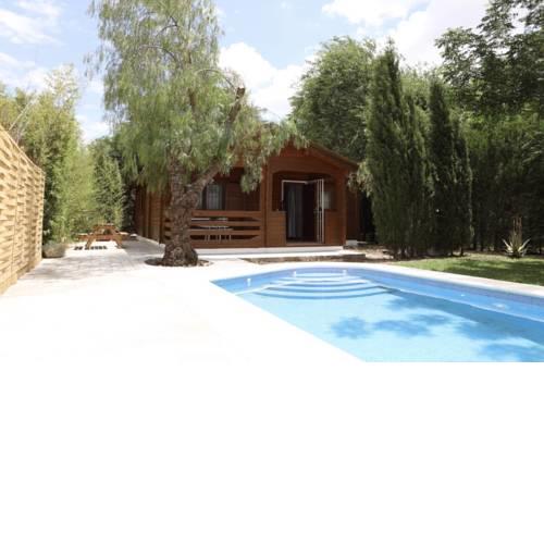 Preciosa y acogedora casa de madera en el campo