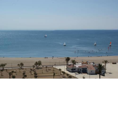 Preciosas vistas del mar desde una décima planta