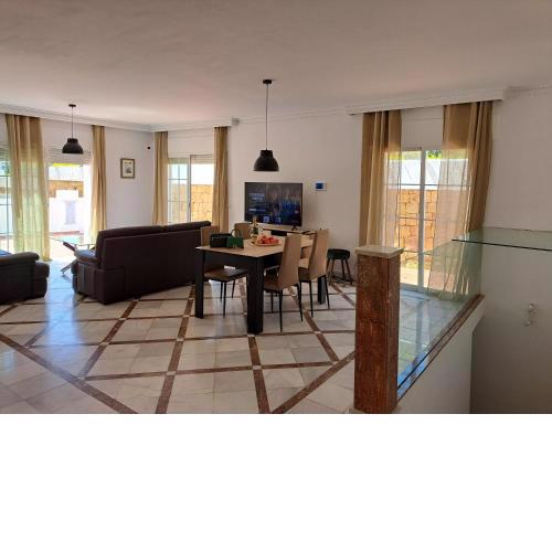 PRECIOSO ALOJAMIENTO CON PISCINA EN PUERTO BANUS