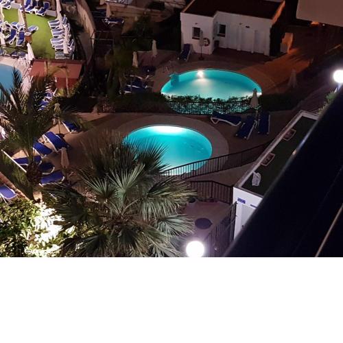 Precioso apartamento con parking y piscinas.