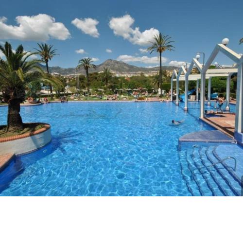 Precioso apartamento con piscinas y vistas al mar.