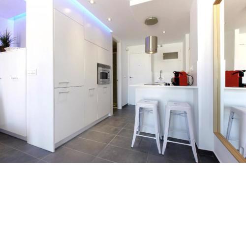 Precioso apartamento con vistas al mar y piscinas