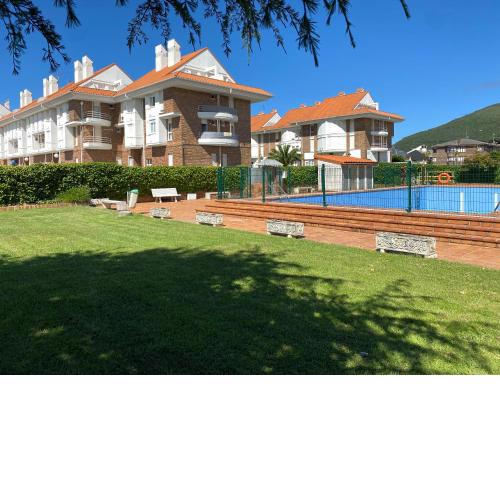 Precioso apartamento en playa Berria con piscina.