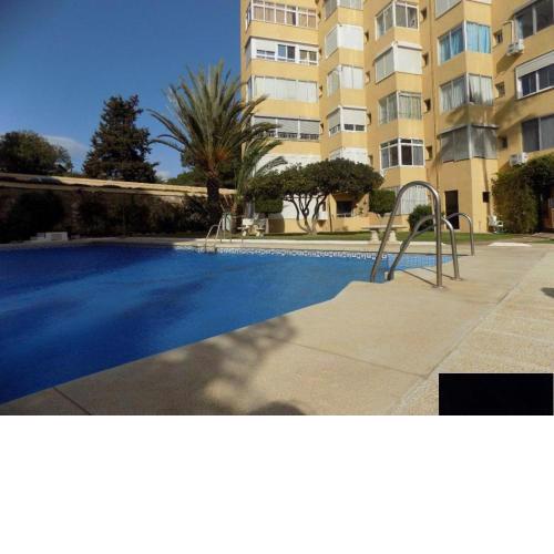 Precioso apartamento junto a playa y con piscina.