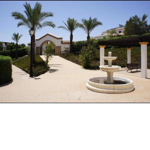 PRECIOSO BAJO CON JARDIN EN VERA PLAYA