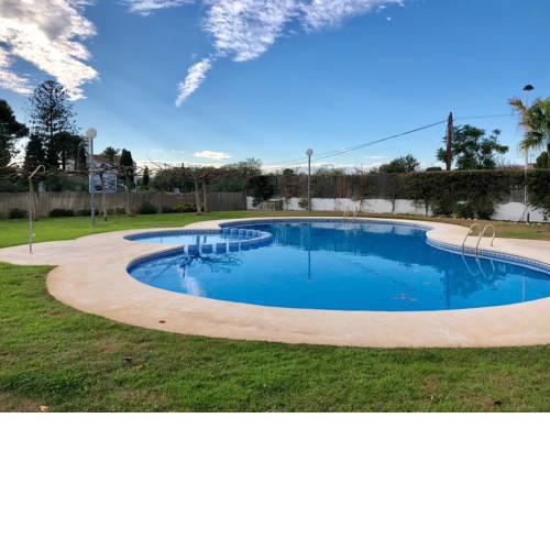 Precioso bajo con jardín y piscina a 200 m del mar
