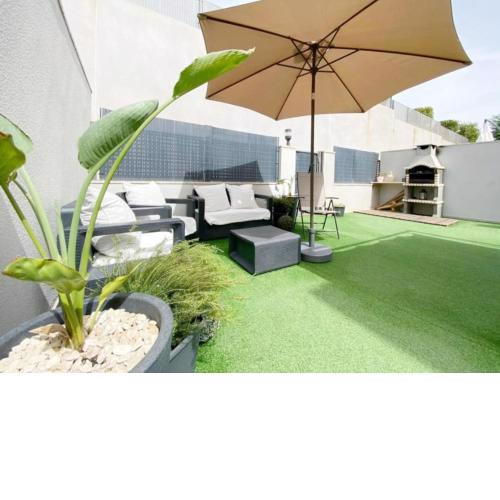Precioso bungalow luminoso con piscina y terraza.