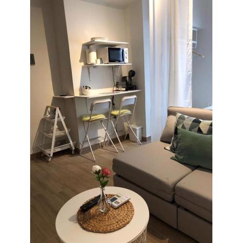 Precioso estudio con baño FUERA (pared con pared)