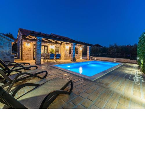 Pretty Holiday Home in Sukosan with Fenced Garden