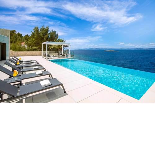 Prigradica Villa Sleeps 8 with Pool Air Con and WiFi