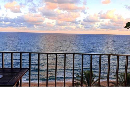 Primera línea de mar! 6o piso, amplio y piscina comunitaria