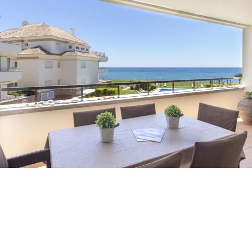 Primera línea de playa-Apartamento amplio con vistas al mar, jardín y piscina climatizada, Estepona