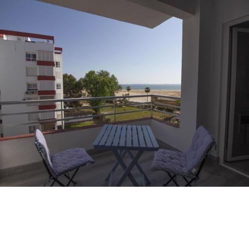 Primera línea de playa terraza y vista al mar