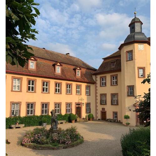Private apartment in historic castle from 1608 with tenniscourt