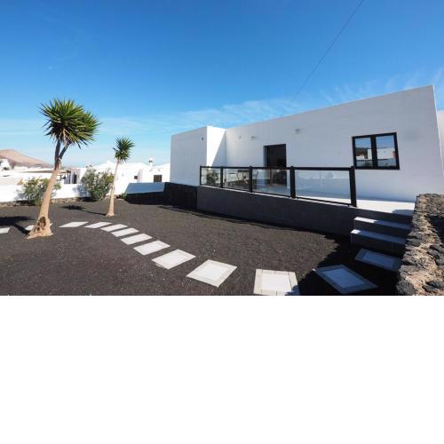 Private apartment with mountain and sea views La Asomada Lanzarote