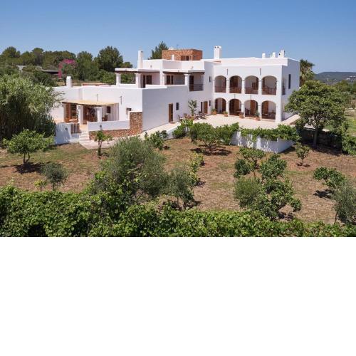 Private Family Size Villa in Nature with Tennis, Basketball and Football Courts for Holidays and Retreats