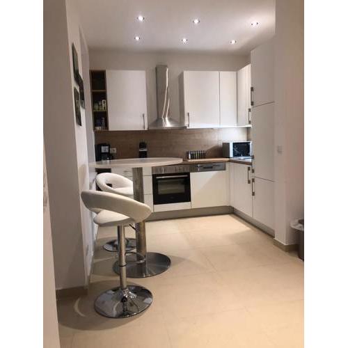 Private room in luxury apartment with shared kitchen and shared bathroom