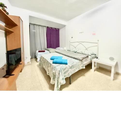 Private room in the center by the sea, wifi