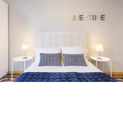 Professionally Decorated Balcony 2BE-1BA Apartment on Valencia Street