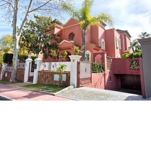 Puerto Banus Holiday Home Sleeps 16 with Pool and Air Con
