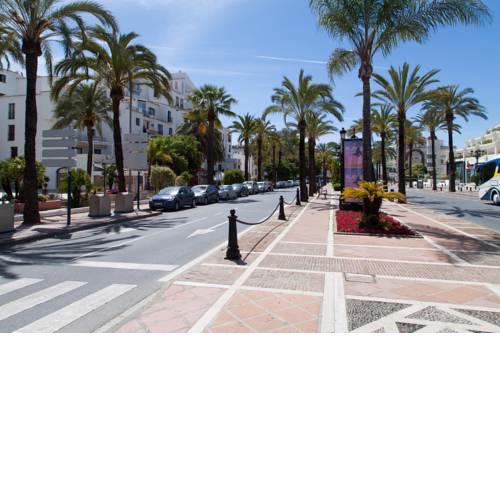 Puerto Banus. Urb Jardines del Puerto. Apartment for up to 6