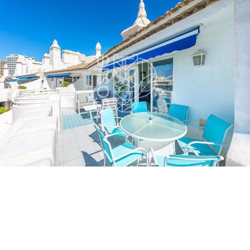 PUERTO DE BENALMÁDENA APARTAMENTO VACACIONAL con VISTAS AL MAR Y YATES TRES HABITACIONES 2 BAÑOS