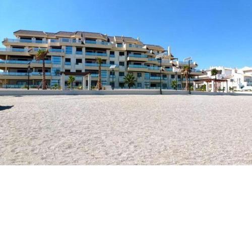 Puerto de la Duquesa beachfront apartment