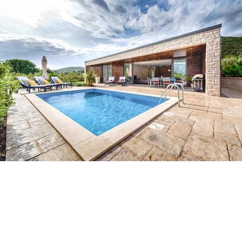 Pula Villa Sleeps 8 with Pool Air Con and WiFi