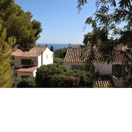 Quaint 2 Bedroom Townhouse with Pool close to Sea!
