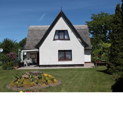 Quaint Apartment in Pepelow near Sea