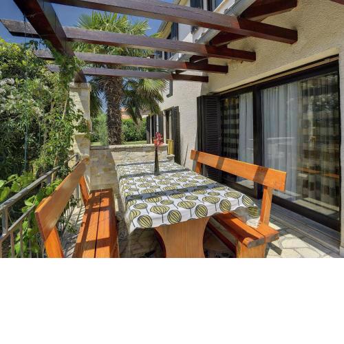 Quaint Holiday Home in Li njan with Pool and Covered Deck