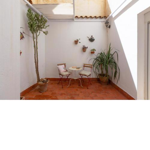 Quiet apartment with two bedrooms and a patio