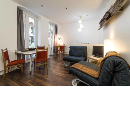 Quiet Courtyard Apartment (KB6)