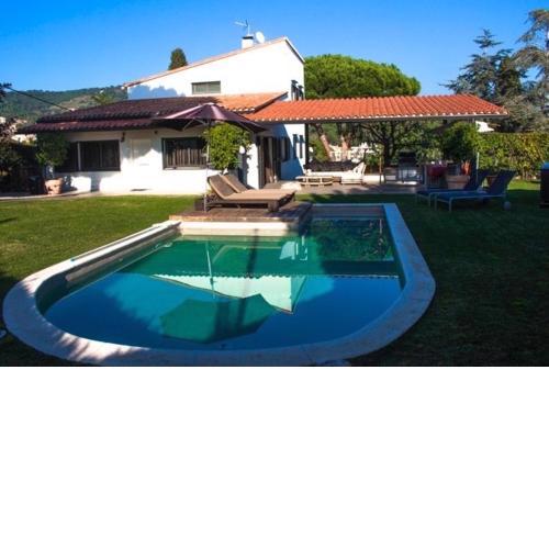 quiet house to enjoy the holidays, with pool and jacuzzi in the garden