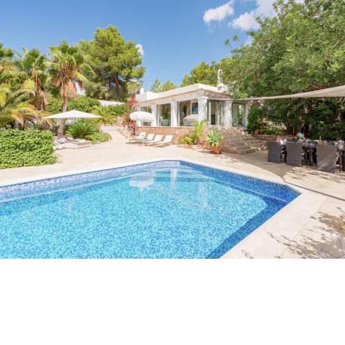 Quietly situated house with lovely garden and panoramic sea views