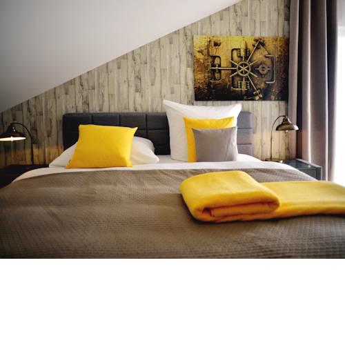 R & J Hotel