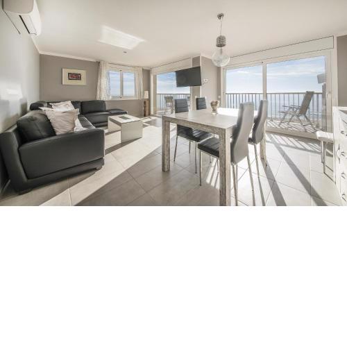 R13 Beachfront Apartment Segur