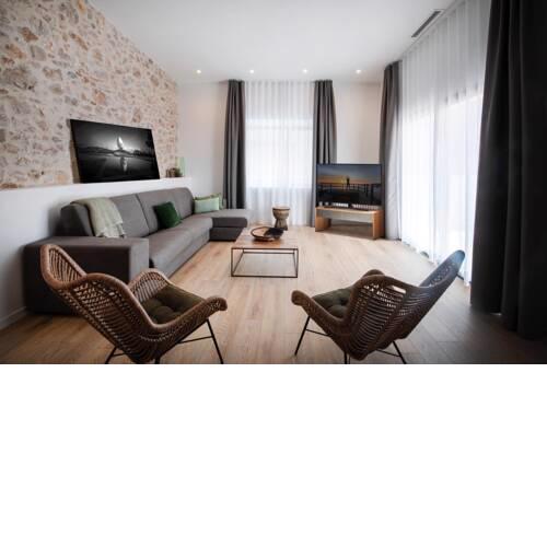 R32 BOUTIQUE APARTMENTS